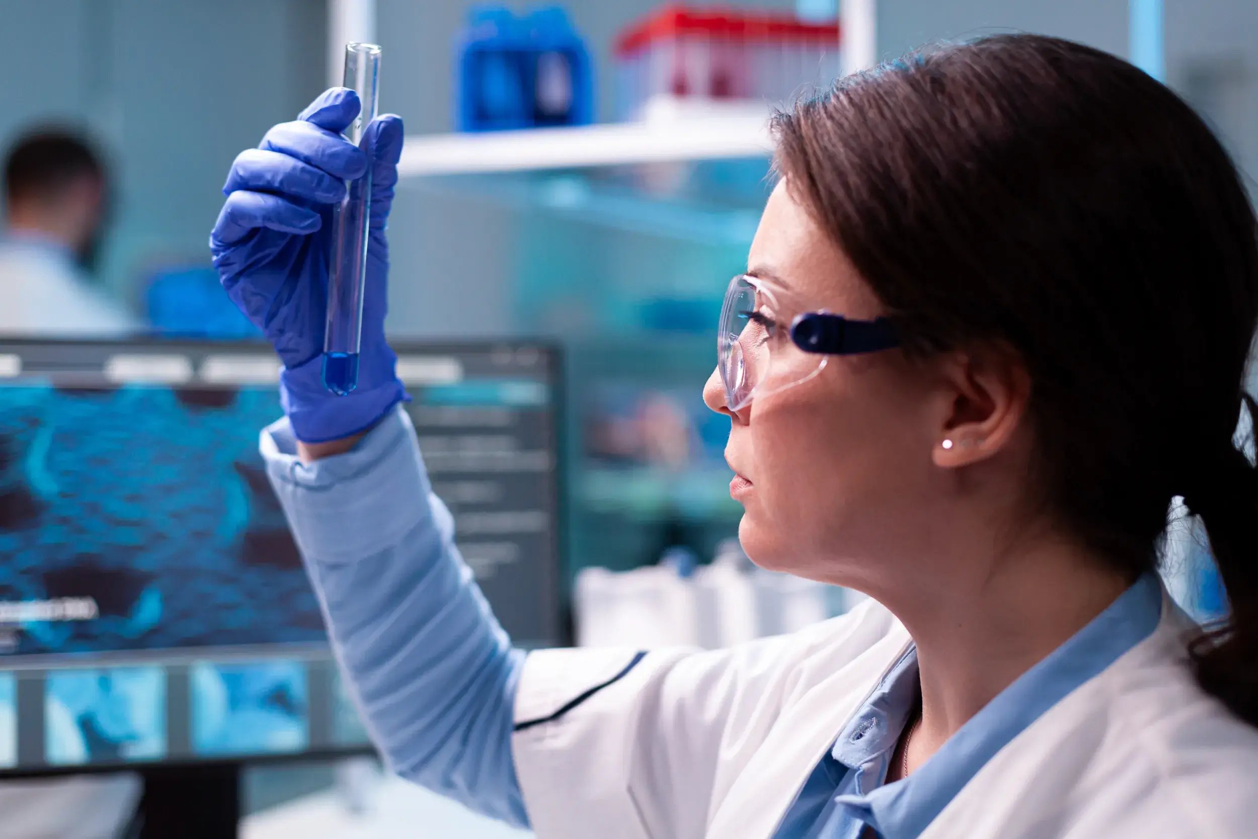 Wissenschaftler in der Pharmaforschung prüft chemische Probe