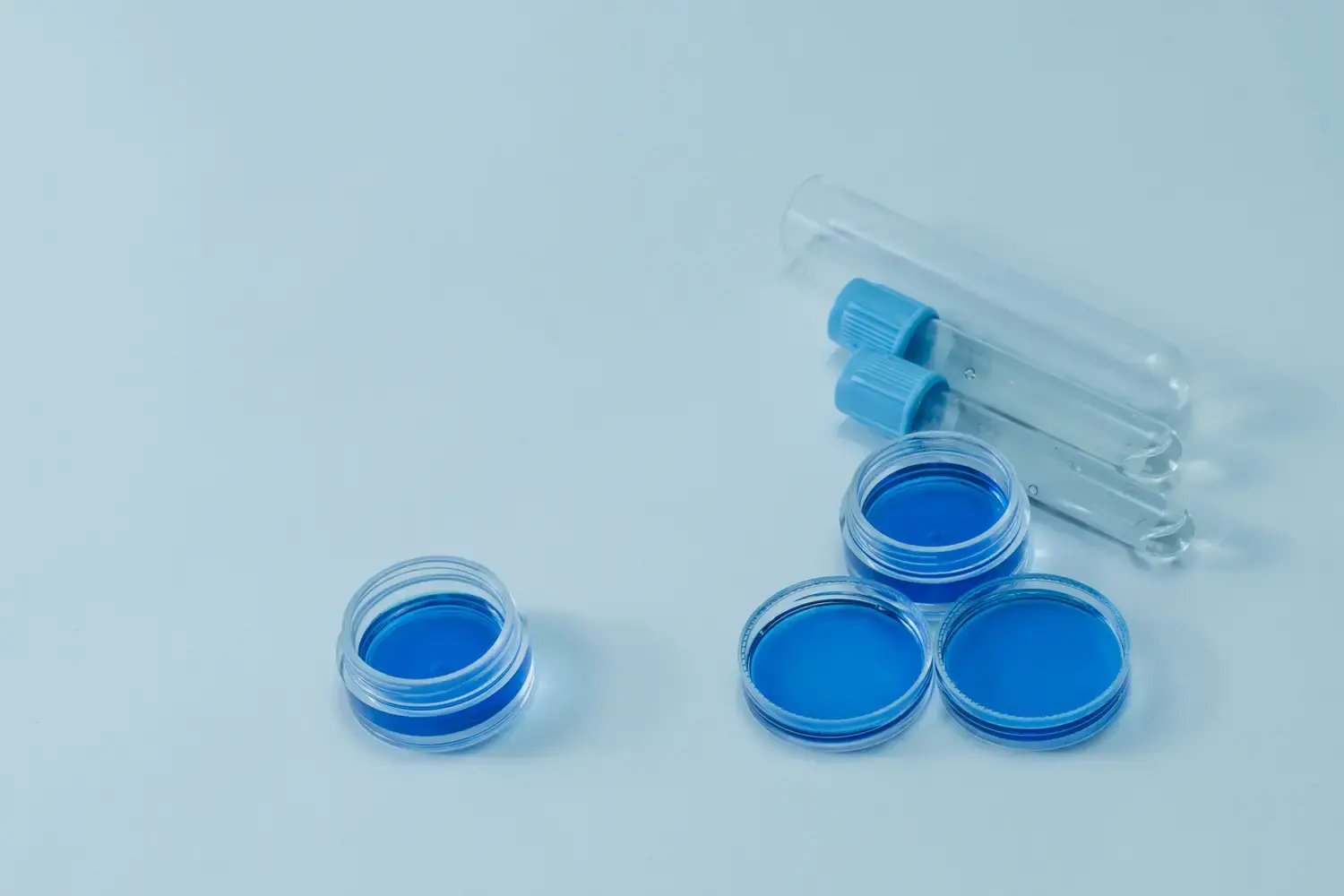 Laborproben in blauer Flüssigkeit