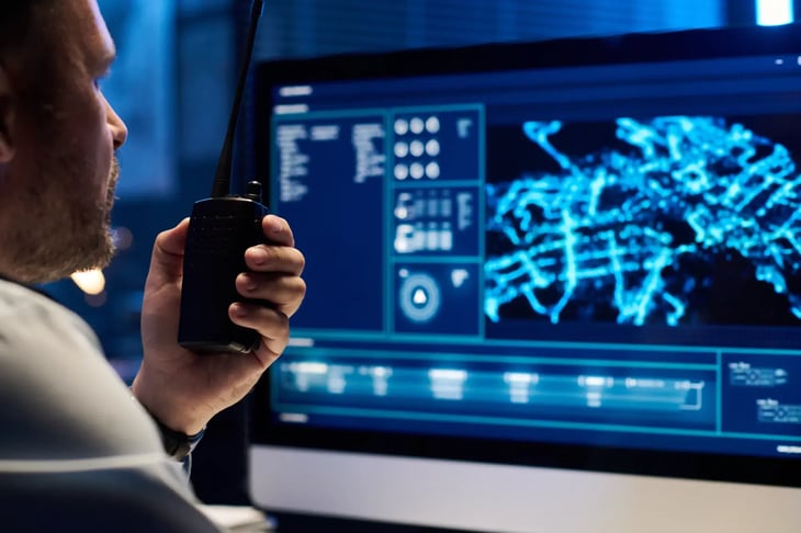 Control-Center-Ansicht mit digitalen Supply-Chain-Daten für bessere Transparenz und schnellere Entscheidungen
