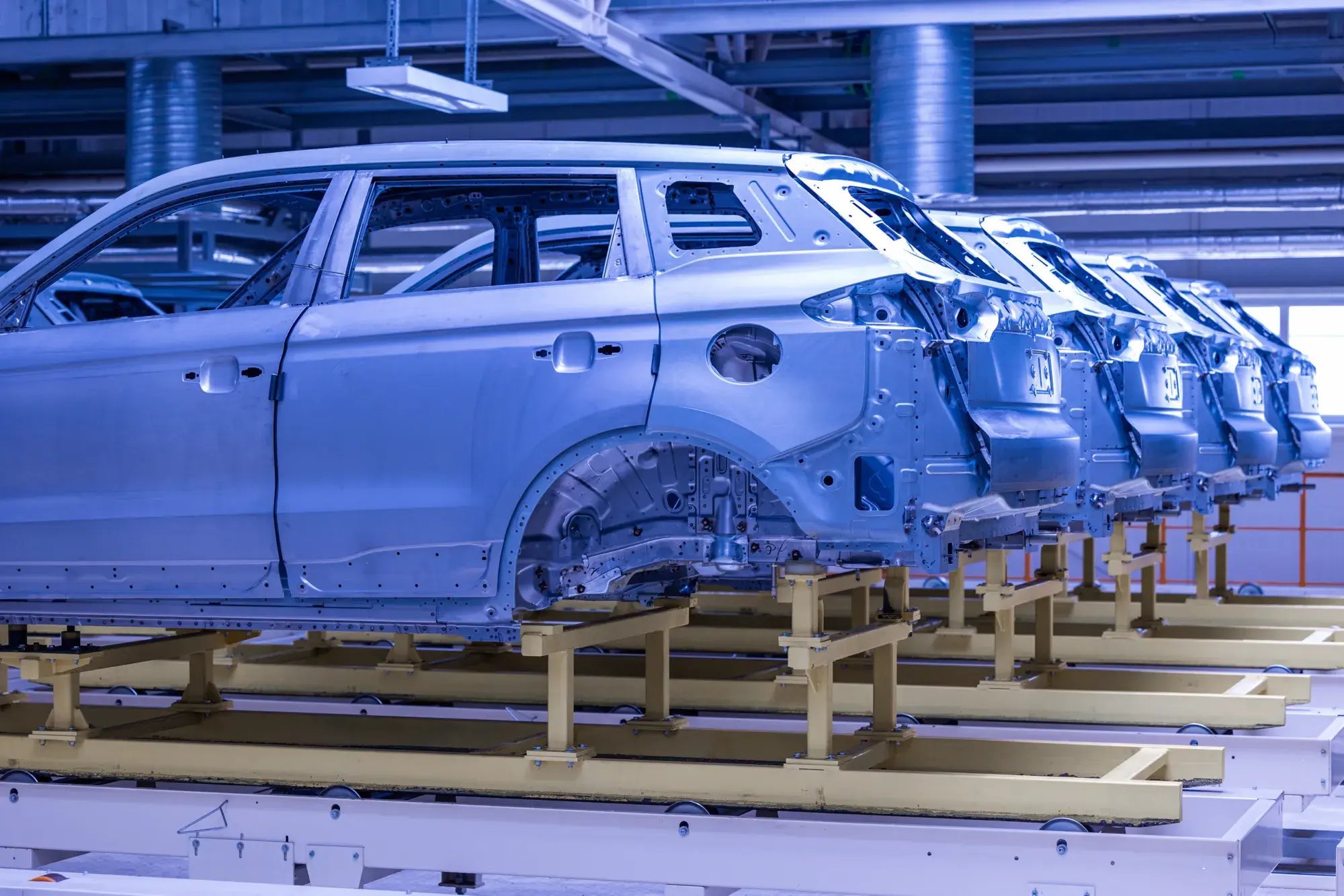 Automobilproduktion mit Karosserien und Schweißrobotern