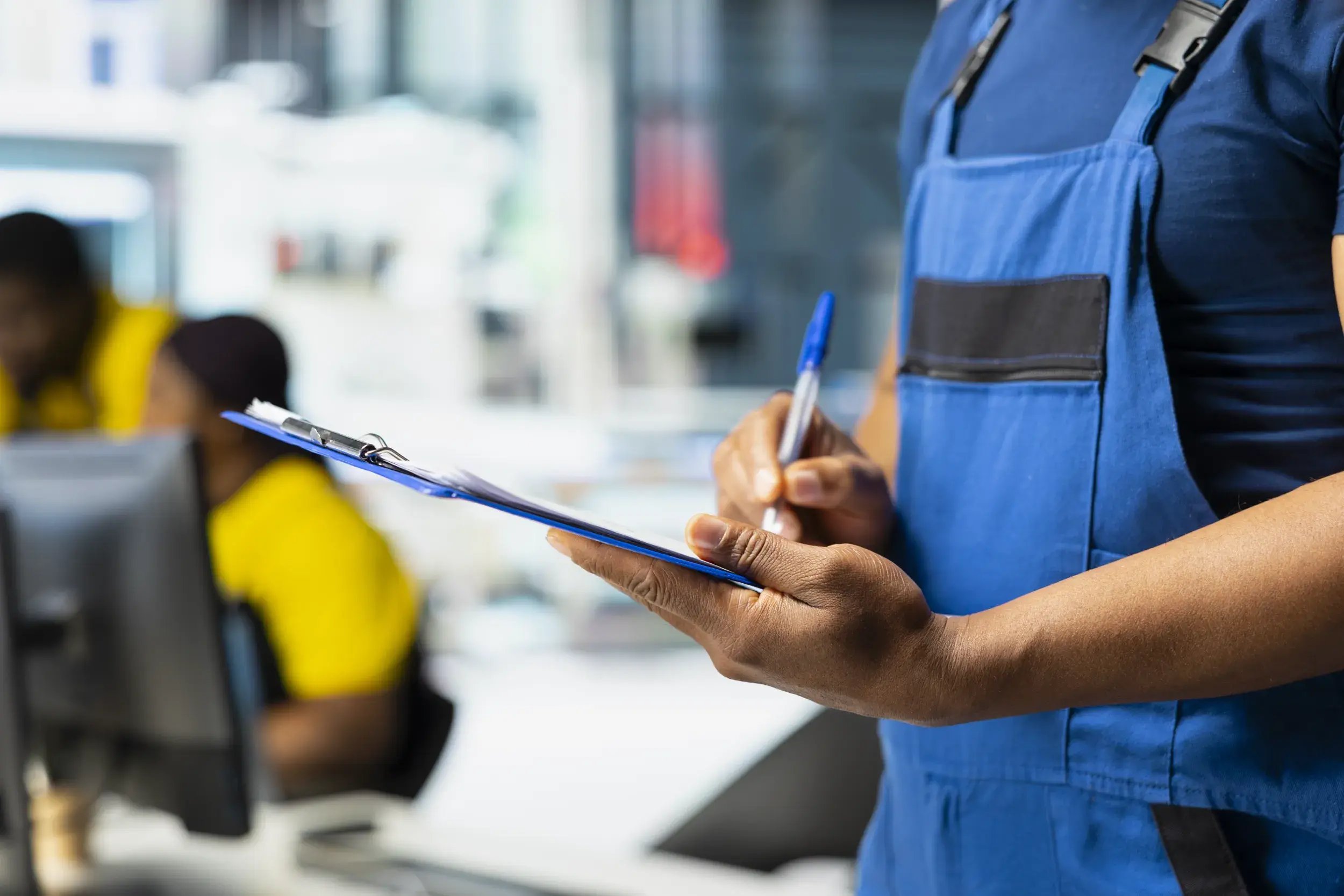 Techniker in einer industriellen Produktionsumgebung